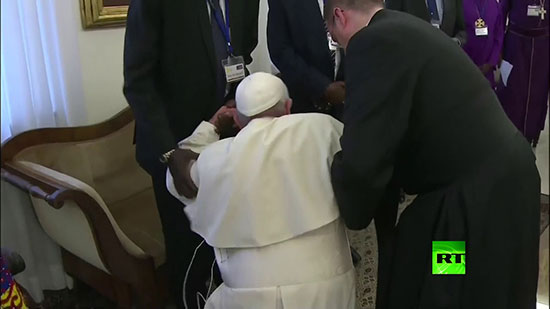 شاهد.. البابا فرنسيس يقبل أقدام رئيس جنوب السودان والوفد المرافق له