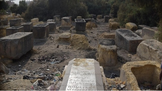 «مقابر اليهود».. تلال من القمامة تخفى شواهد الموتى.. و«العفونة» تذيب الحجر