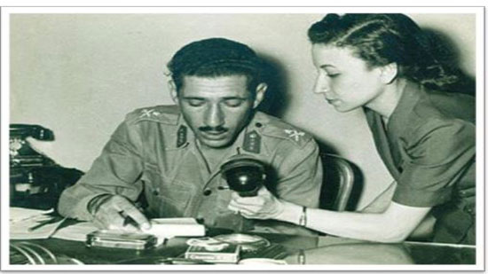 أمال فهمى في لقاء مع وزير الدفاع السابق عبد الحكيم عامر --فى (فترة 1950)