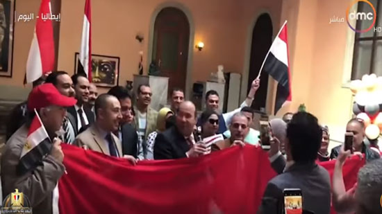 سفير مصر لدى ايطاليا : ما يميز اليوم الثاني للاستفتاء على التعديلات الدستورية أن غالبية المشاركين من العائلات 