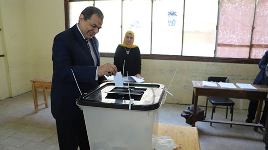وزير القوى العاملة يدلي بصوته في الانتخابات
