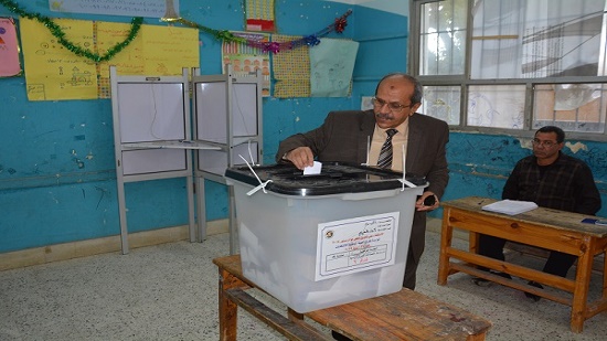  بالصور: رئيس جامعة الفيوم يدلي بصوته في الاستفتاء على التعديلات الدستورية
