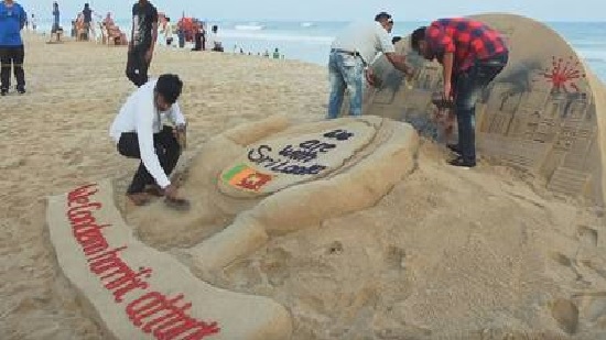  شاهد .. فنان تشكيلي هندي يصنع مجسما من الرمال تضامنا مع ضحايا تفجيرات سريلانكا
