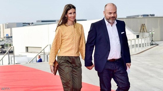 الملياردير الدنماركي آندرس هولش بولسن برفقة زوجته