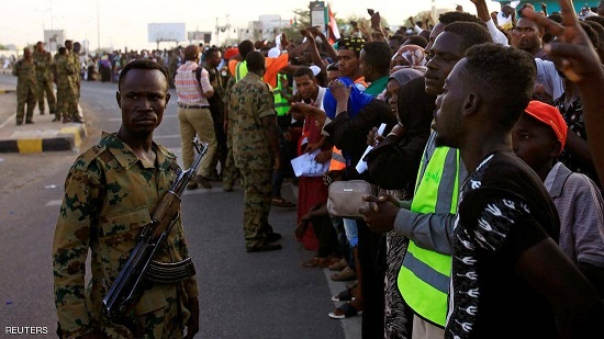 يواصل السودانيون اعتصامهم الذي بدأ يوم 6 أبريل الماضي.