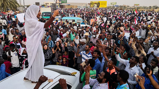 ديلي تليجراف: الشباب السوداني حولوا مقر الاعتصام قرب وزارة الدفاع إلى كرنفال