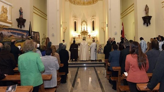 كنيسة مار أنطونيوس الكلدانية تحتفل بإنارة الصليب في الخماسين المقدسة 