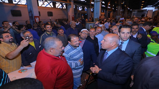 وزير النقل وسط سائقي وعمال السكك الحديد في إفطار رمضان بورش إصلاح الجرارات 
