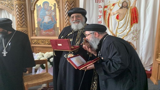 بالصور.. البابا يكرم السفير المصري في سويسرا وبعض الكهنة
