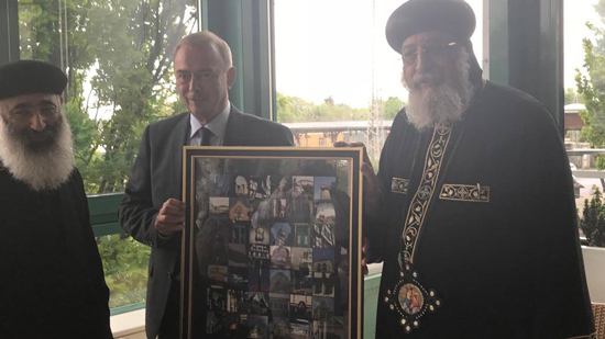 محافظ مدينة أونا الألمانية يقدم للبابا تواضروس هدية تذكارية