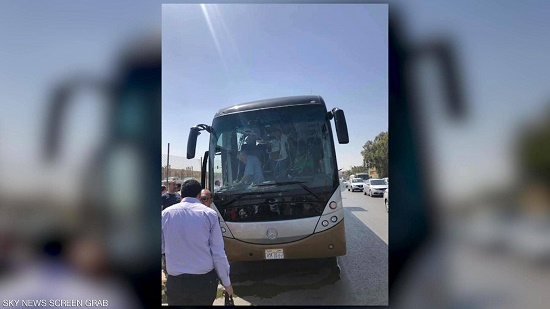  انفجار جسم غريب بالقرب من حافلة سياحية أمام المتحف المصري الكبير
