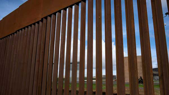 جزء من الجدار الحدودي بين الولايات المتحدة والمكسيك في باخا كاليفورنيا في المكسيك، بتاريخ 18 يناير 2019