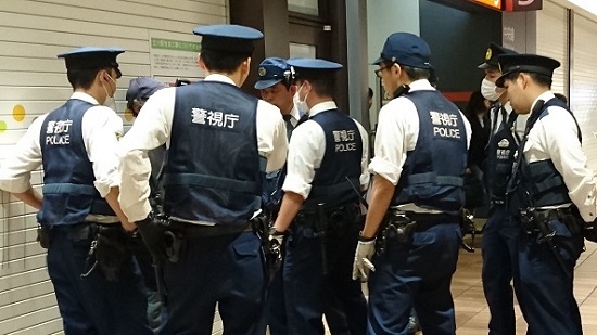  فيديو .. الشرطة اليابانية تفتش منزل منفذ عملية الطعن في كاواساكي 
