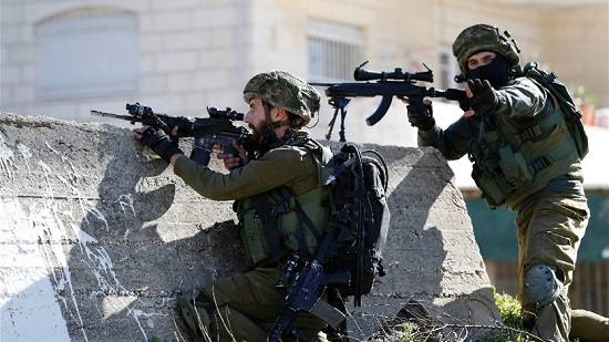 الشرطة الإسرائيلية تقتل شابًا فلسطينيا طعن إسرائيليين
