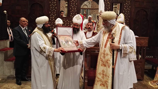 الأنبا يوليوس يقدم هدية تذكارية للبابا أثناء قداس ذكرى زيارة العائلة المقدسة لمصر