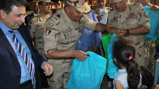  بالصور .. الجيش الثالث يوزع ملابس العيد على الأطفال الأيتام بالسويس