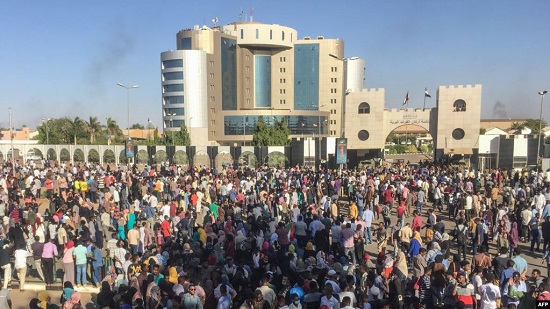  المتظاهين السودانيين امام مقر الجيش
