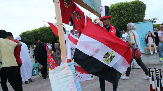 بائعي اعلام مصر في ساحات العيد بالسويس