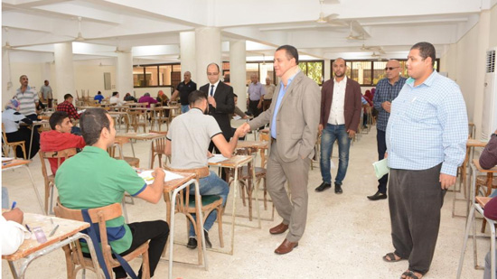  نائب جامعة أسيوط يطمئن على انتظام أعمال امتحانات نهاية العام