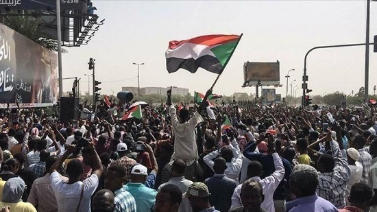  الجارديان : السودانيين يغلقون الشوارع الرئيسية في الإضراب العام والجيش يرد عليهم بحملة اعتقالات 
