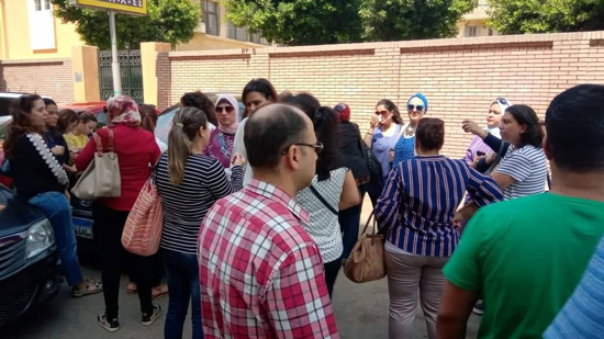  أولياء أمور تلاميذ فرير مصر الجديدة يتجمهرون أمام المدرسة التاريخية لرفض  إدارتها 