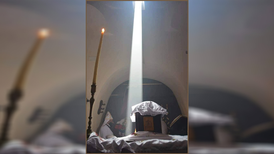 محافظ الدقهلية يشارك فى مشاهدة تعامد الشمس على مذبح كنيسة ميت غمر