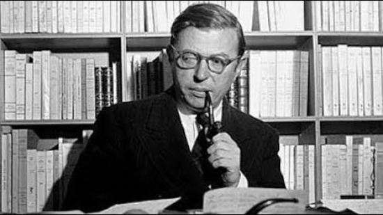 جان بول سارتر .. رائد الفلسفة الوجودية الذي تمرد على كل شيء