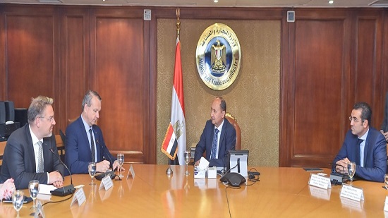  وزير التجارة الصناعة يبحث مع وفد شركة تونجسرام المجرية الاستثمار بالسوق المصرى
