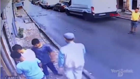 بالفيديو .. طفل جزائري ينقذ رضيعة سورية من الموت: سقطت من الشرفة
