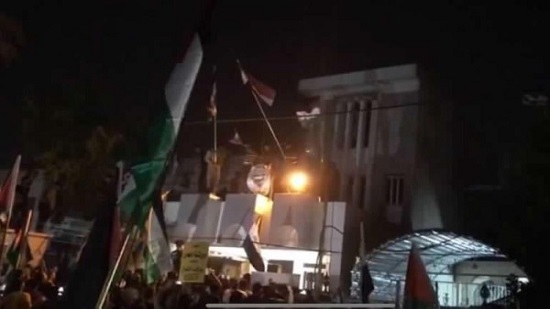 متظاهرون يعتدون على السفارة البحرينية في العاصمة العراقية
