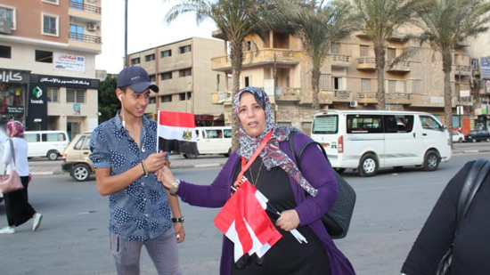 حزب المصريين الأحرار يوزع علم مصر بشوارع السويس