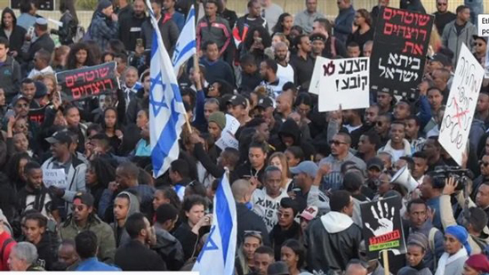 الشوارع مشتعلة.. ماذا يحدث في تل أبيب؟.. تظاهرات إسرائيلية بسبب وفاة إثيوبي.. وهذه حصيلة المعتقلين