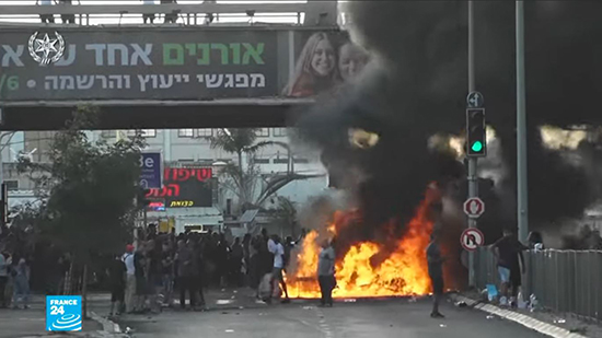 إسرائيليون من أصول إثيوبية يغلقون شارعا في نتانيا 