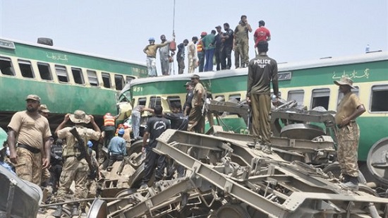 بينهم 11 طفلا.. ارتفاع عدد ضحايا ومصابي تصادم قطارين في باكستان لـ111 
