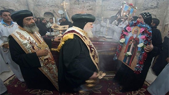 بالصور.. أقباط سوهاج يحتفلون بعيد القديس الأنبا شنودة بديره 