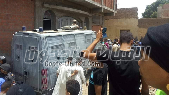  الأمن يطوق مبنى كنسي مغلق كوم الراهب بالمنيا بعد دخول الأقباط واعتصامهم فيه 