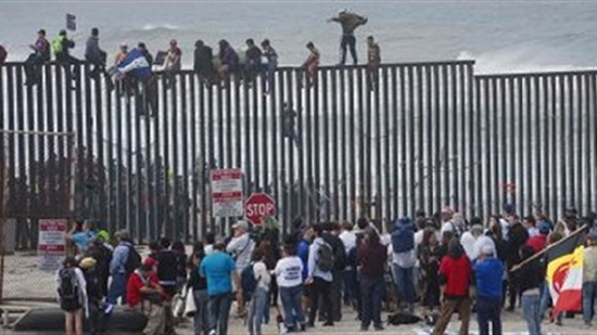المكسيك تحذر من أزمة وشيكة مع واشنطن رغم تراجع أعداد المهاجرين