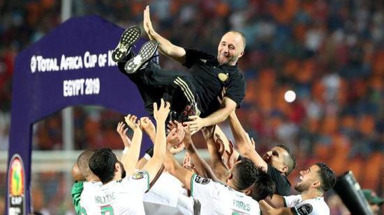 عمرو أديب يهنئ الجزائر بالفوز بكأس الأمم الأفريقية 2019 للمرة الثانية في تاريخها 
