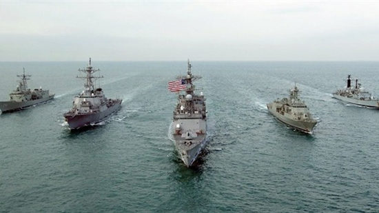  البحرية الأمريكية تحذر السفن من العبور بمضيق هرمز