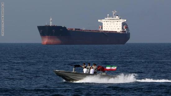 عمرو أديب: إيران تنشر فيديو لاحتجاز ناقلة النفط البريطانية