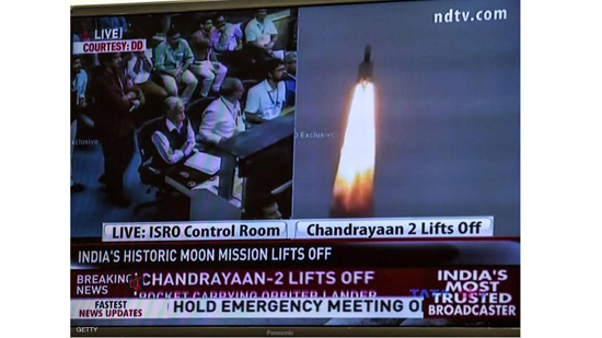 الهند تطلق مركبة فضائية إلى القمر