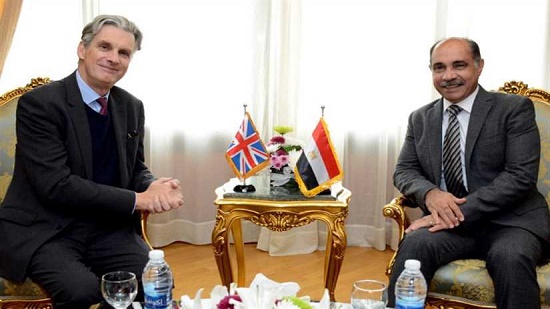 وزير الطيران المدني يلتقي سفير بريطانيا بالقاهرة