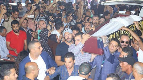 أحمد الفيشاوي ينفعل على الصحفيين خلال تشييع جثمان والده