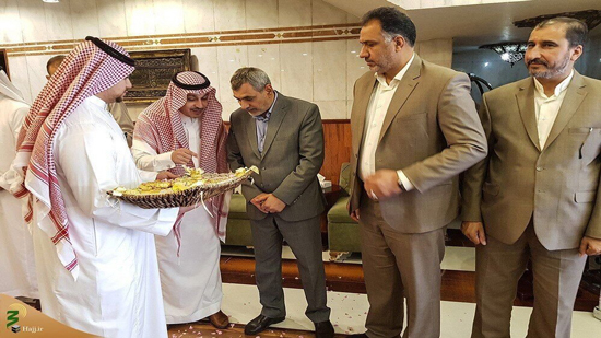  بالصور.. السلطات السعودية تستقبل الحجاج الإيرانيين بالورود والحلويات