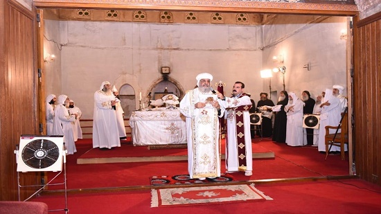  بالصور.. البابا يصلي قداس الذكرى السنوية للأنبا أبيفانيوس بدير أبو مقار
