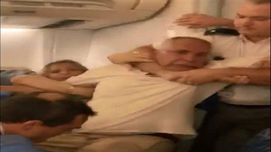 الاعتداء على راكب مصري داخل طائرة رومانيا