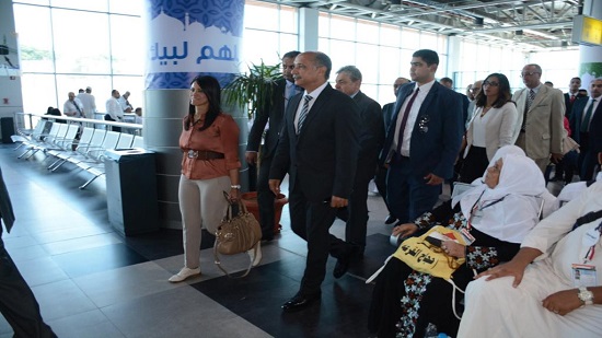 وزيرا السياحة والطيران يتفقدان الصالة الموسمية للحجاج بمطار القاهرة
