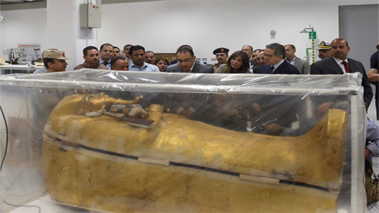 رئيس الوزراء يتفقد تابوت توت عنخ آمون بعد نقله للمتحف المصري الكبير