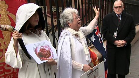  مطارنة كاثوليك وانجيليين يعارضون قانون الإجهاض الجديد خارج برلمان نيو ساوث ويلز بأستراليا 