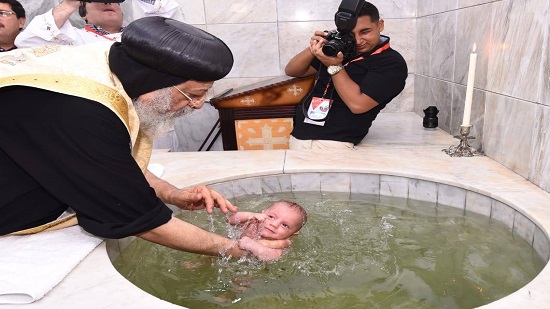 بالصور.. البابا تواضروس يقوم بمعمودية 3 أطفال في كنيسة مارجرجس في سيدي بشر
